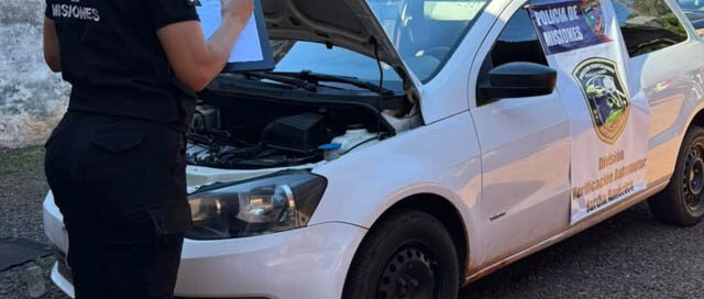 Demoran en Jardín América a un hombre acusado de vender un auto robado