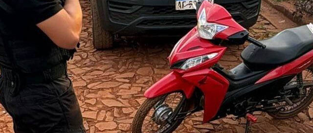 Adolescente fue demorado en Wanda con cocaína fraccionada y una motocicleta robada