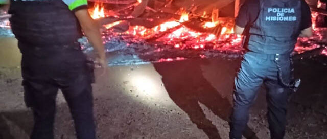 El Soberbio: investigan incendio intencional que destruyó una vivienda y detuvieron a un joven